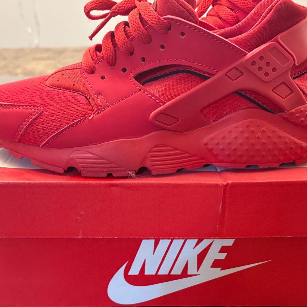 Nike 6 youth Huarache Run, color is University Red